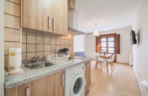 Guadix Apartment | Apartment 'Santiago' with Balcony, Wi-Fi and Air Conditioning