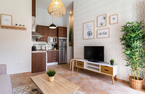 San Ildefonso Apartment | Apto Real Bajo Cartuja. Apartment with private patio and Wi-Fi.