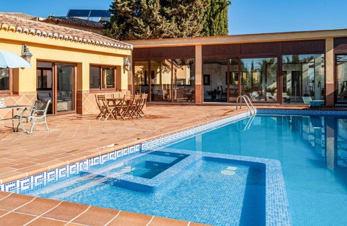 Otura House | Beautiful home in Otura with kitchen