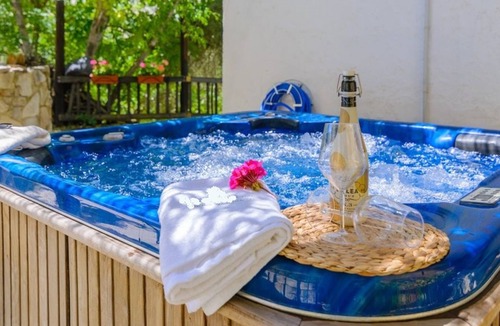 Algarinejo Cottage | Beautiful house Andalusia´s center, 3 BD, 2 BR, Jacuzzi and Pool, waterfalls.