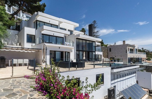 Salobrena Villa | Beautifully located luxury private villa with heated pool and jacuzzi