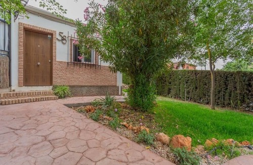 Padul House | Bungalow with gardens and pool