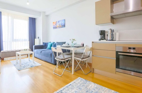 Kadikoy Apartment | Business-Friendly Residence with Pool in Fikirtepe
