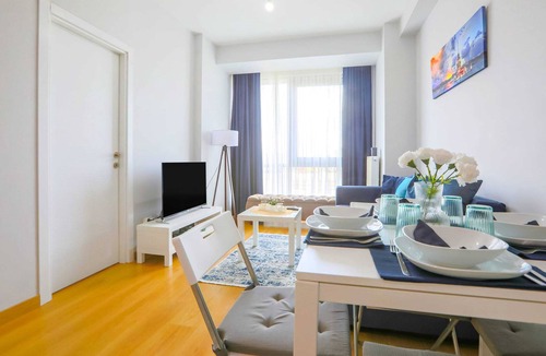 Kadikoy Apartment | Business-Friendly Residence with Pool in Fikirtepe