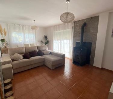 Nivar House | Casa abuhardillada con piscina y chimenea