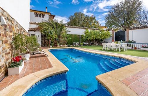 Illora Villa | Casa de Amigos La Latina con piscina, chimenea y barbacoa