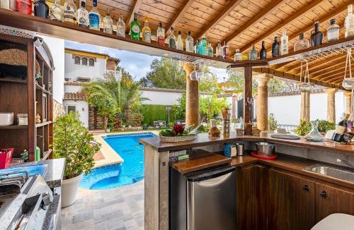 Illora Villa | Casa de Amigos La Latina con piscina, chimenea y barbacoa