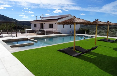 Montefrio Villa | Casa Rural con Piscina y Jacuzzi con Capacidad Máxima Para 16 Personas
