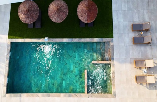 Montefrio Villa | Casa Rural con Piscina y Jacuzzi con Capacidad Máxima Para 16 Personas