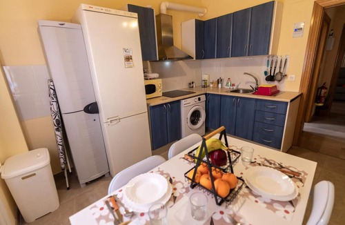 Genil Apartment | 'Central Apartment Granada' with Shared Terrace, Wi-Fi and Air Conditioning