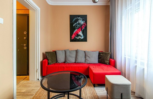 Cihangir Apartment | Central Flat w Backyard 5 min to Taksim Square