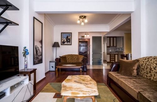 Bakırkoy Apartment | Central Flat w Balcony 1 min to Carousel Mall