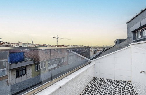 Uskudar Apartment | Centrally Located Flat with Balcony in Uskudar