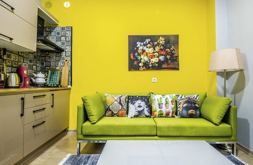 Uskudar Apartment | Centrally Located Flat with Balcony in Uskudar