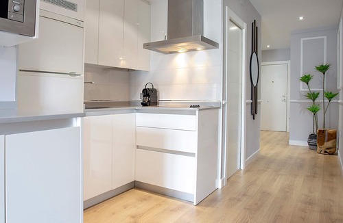 Granada City Center Apartment | Centric Apartment with Terrace and Parking. Amira