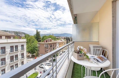 Granada City Center Apartment | Centric Apartment with Terrace and Parking. Amira