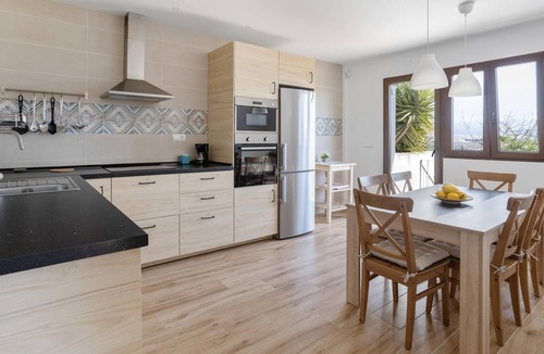 Albolote House | Chalet Casa Eva with Mountain View, Wi-Fi & Courtyard