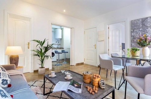 Central District Apartment | Charming Apartment Suited for Couples. Reyes Catolicos