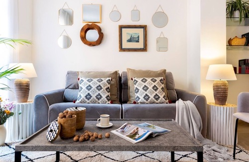 Central District Apartment | Charming Apartment Suited for Couples. Reyes Catolicos