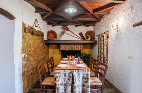 Algarinejo House | Charming Farmhouse Retreat