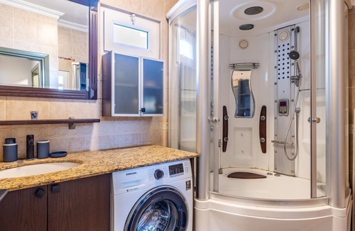 Uskudar Apartment | Chic Flat w Balcony BBQ 10 min to Emaar in Uskudar