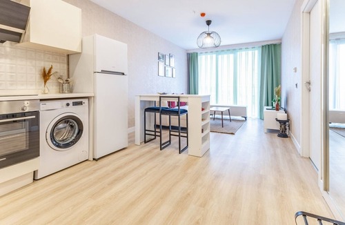 Umraniye Apartment | Chic, Modern and Ample Flat near Finance City
