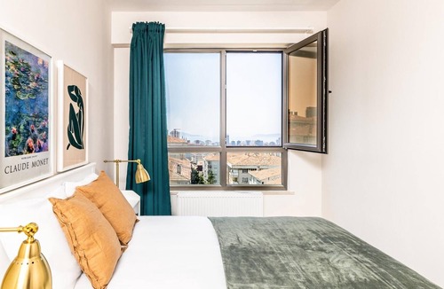 Maltepe Apartment | City View Flat w Balcony Near Metro 9 min to Coast