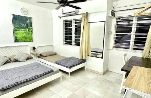 Bandar Tun Razak House | Corner Homestay with Garden and Private Parking