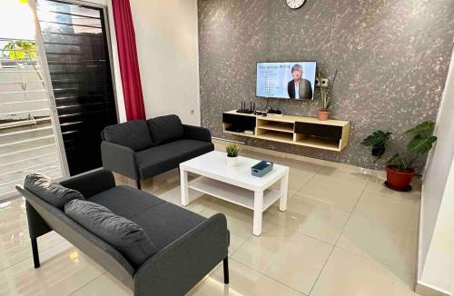 Bandar Tun Razak House | Corner Homestay with Garden and Private Parking