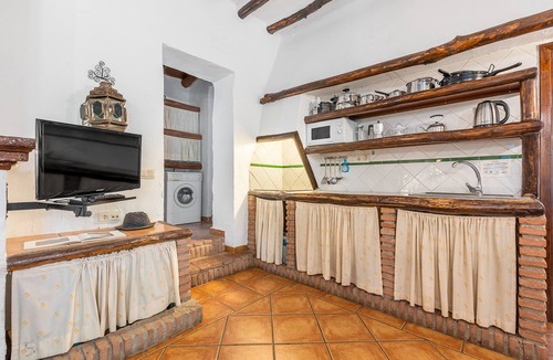 La Zubia House | Country House 'El Almendro' with Mountain Views, Shared Pool and Wi-Fi