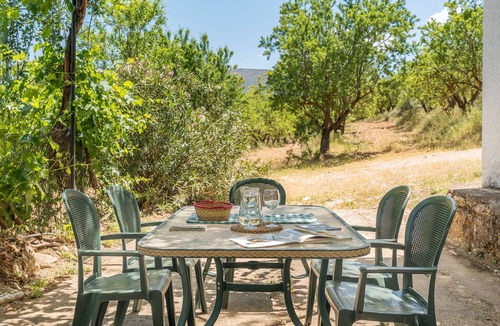 La Zubia House | Country House 'El Almendro' with Mountain Views, Shared Pool and Wi-Fi