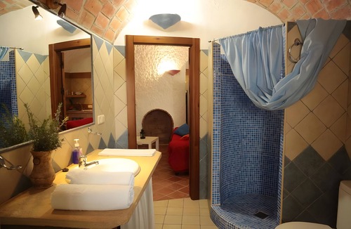Benalua de Guadix House | Country House 'Los Cerezos' with Shared Pool, Wi-Fi and Air Conditioning