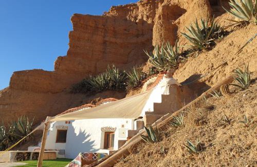 Gorafe House | Creatively designed CaveHouse with jacuzzi
