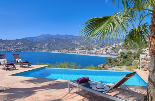 Almunecar Villa | Fabulous 4 bedroom villa with private pool and amazing views of the bay