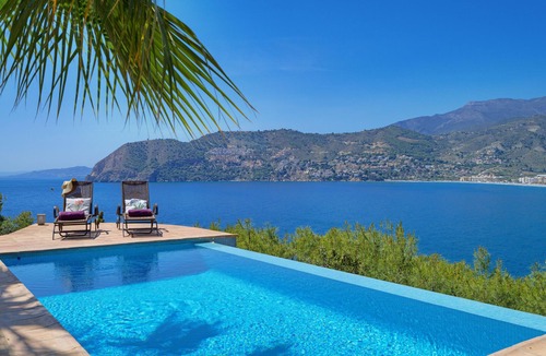 Almunecar Villa | Fabulous 4 bedroom villa with private pool and amazing views of the bay