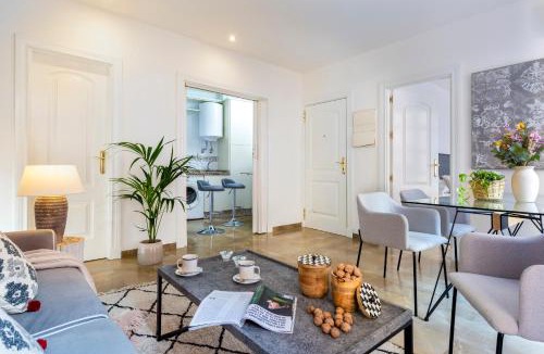 Central District Apartment | Genteel Home Reyes Católicos