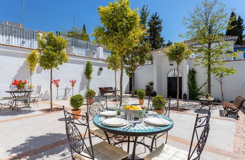 Genil Apartment | Great Apartment in Traditional House near Alhambra. San Ignacio I