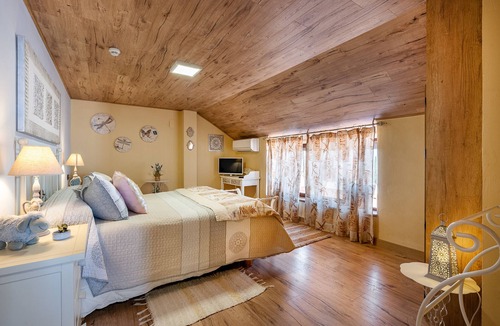 La Zubia House | Guest House 'Cumbres Verdes - Laurel De La Reina' with Mountain View, Wi-Fi and Air Conditioning