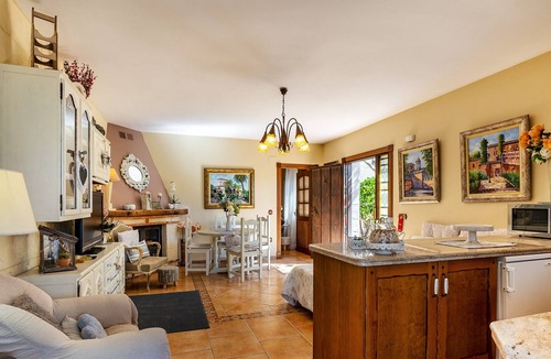 La Zubia House | Guest House "La Casita Del Laurel" with Mountain View, Shared Pool & Wi-Fi
