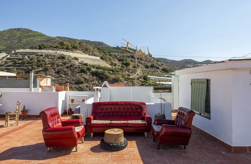 Itrabo Apartment | Holiday Apartment "Palacete Fabian 1" with Mountain View, 2 Private Terraces & Wi-Fi