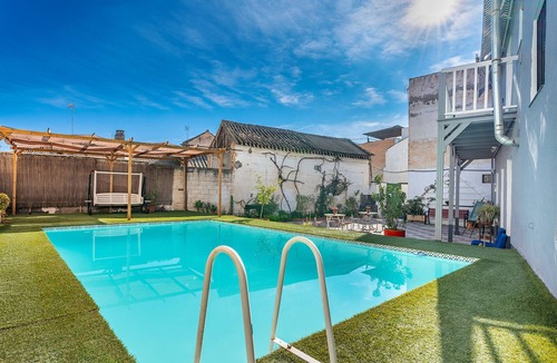 Otura House | Holiday Home "Alojamientos Sierra Nevada Viva" with Mountain View, Shared Pool & Wi-Fi
