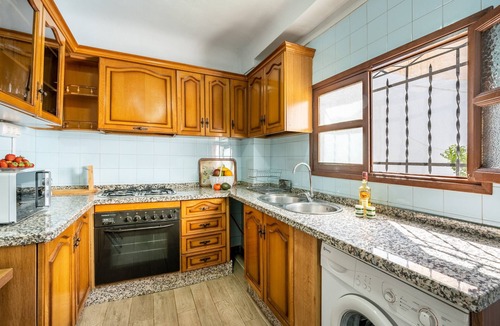 Padul House | Holiday Home 'Amelia y Juan de Dios' with Private Terrace, Wi-Fi and Air Conditioning