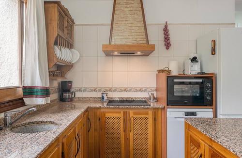 Orgiva House | Holiday Home 'Benizarte' with Mountain View, Wi-Fi and Air Conditioning