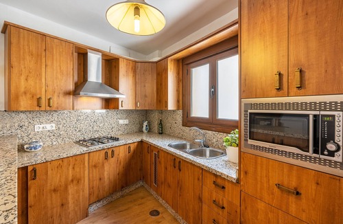 Albunuelas House | Holiday Home "Casilla de Adela" with Mountain View, Terrace & Wi-Fi