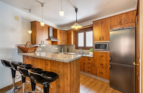 Albunuelas House | Holiday Home "Casilla de Adela" with Mountain View, Terrace & Wi-Fi
