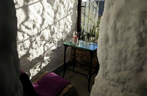 Los Balcones House | Holiday Home 'Cueva Balcones de Piedad - Laurel' with Terrace, Shared Pool & Wi-Fi