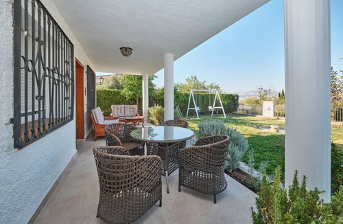 Gojar House | Holiday Home 'El Rincón De Los Pinos' with Mountain View, Wi-Fi and Air Conditioning