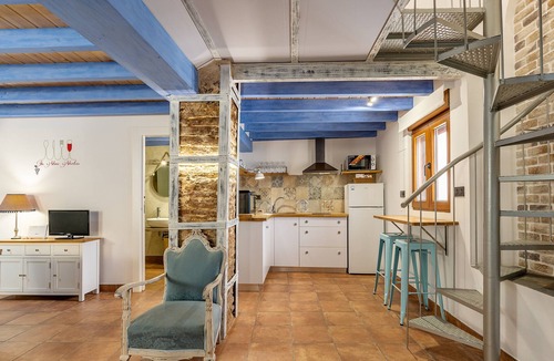 La Zubia House | Holiday Home 'Higuera's Home' with Balcony, Wi-Fi and Air Conditioning