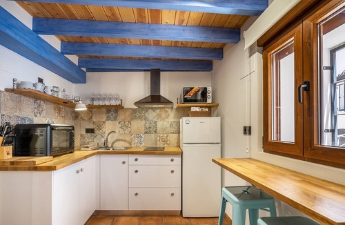 La Zubia House | Holiday Home 'Higuera's Home' with Balcony, Wi-Fi and Air Conditioning