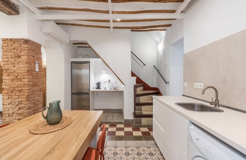 La Zubia House | Holiday Home 'La Casa Real' with Mountain View, Wi-Fi and Air Conditioning